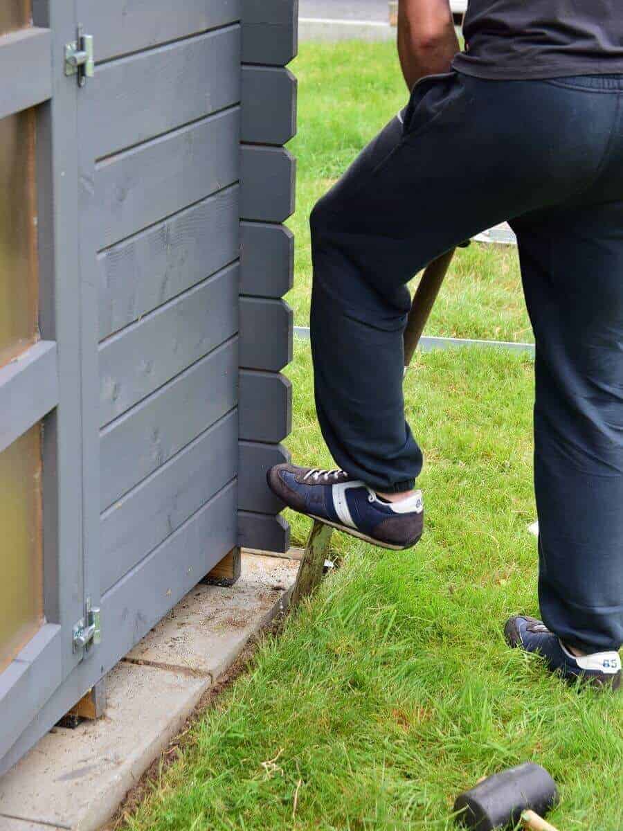 mit dem spaten wird ein kleiner spalt in den boden gebracht damit dort die rasenkante eingesetzt werden kann mit dem spaten wird ein kleiner spalt in den boden gebracht damit dort die rasenkante eingesetzt werden kann