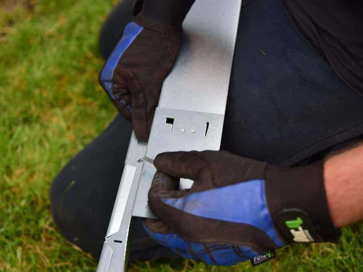 mit einer klammer werden die einzelnen elemente der rasenkanten miteinander verbunden mit einer klammer werden die einzelnen elemente der rasenkanten miteinander verbunden