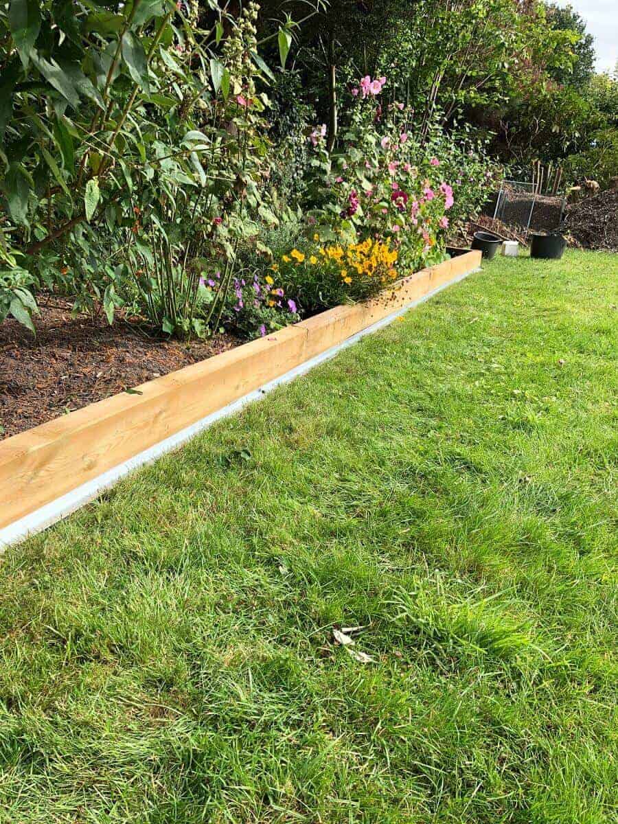 unsere beeteinfassung hat nun rasenkanten bekommen damit der rasenmäher hier entlang fahren kann unsere beeteinfassung hat nun rasenkanten bekommen damit der rasenmäher hier entlang fahren kann