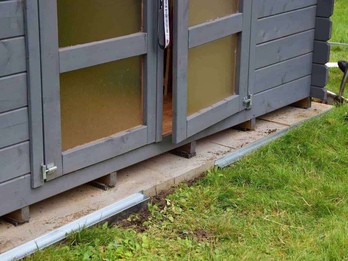 wenn man beginnt die rasenkante zu verlegen entsteht zwangsläufig irgendwo eine lücke wofür sich abschlussstücke ideal eignen wenn man beginnt die rasenkante zu verlegen entsteht zwangsläufig irgendwo eine lücke wofür sich abschlussstücke ideal eignen