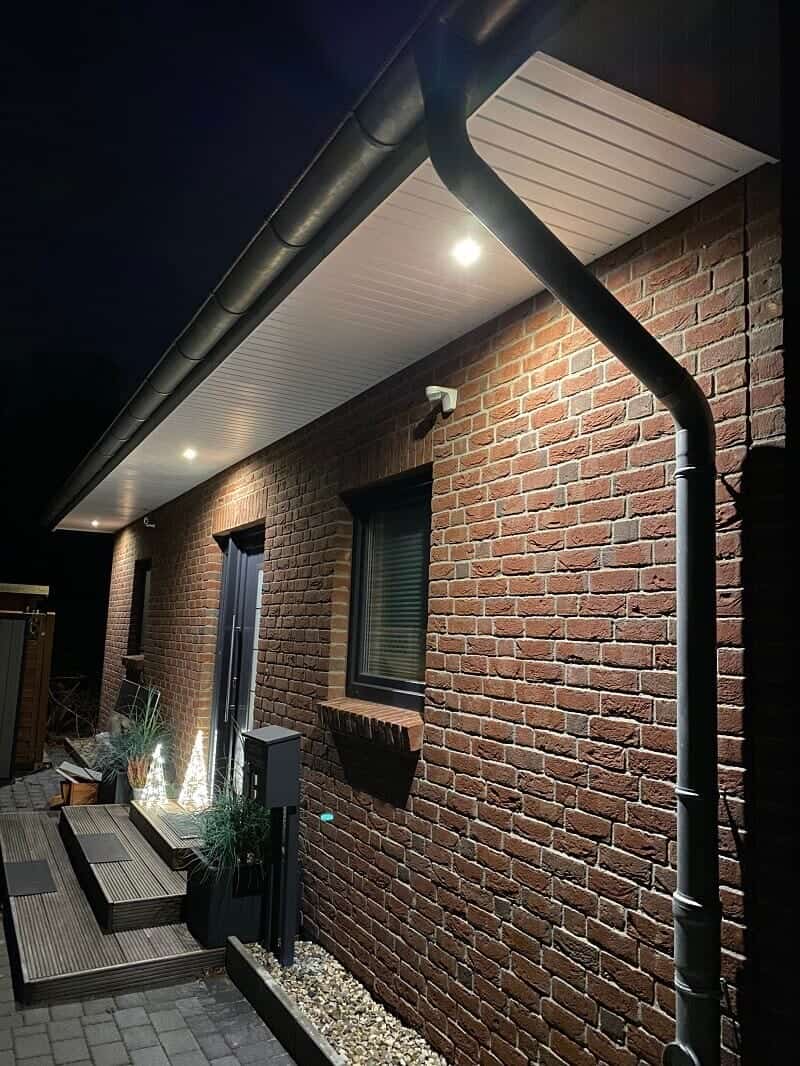 led spots in dem dachüberstand aus kunststoff dank bewegungsmelder immer hell wenn wir nach draußen gehen led spots in dem dachüberstand aus kunststoff dank bewegungsmelder immer hell wenn wir nach draußen gehen