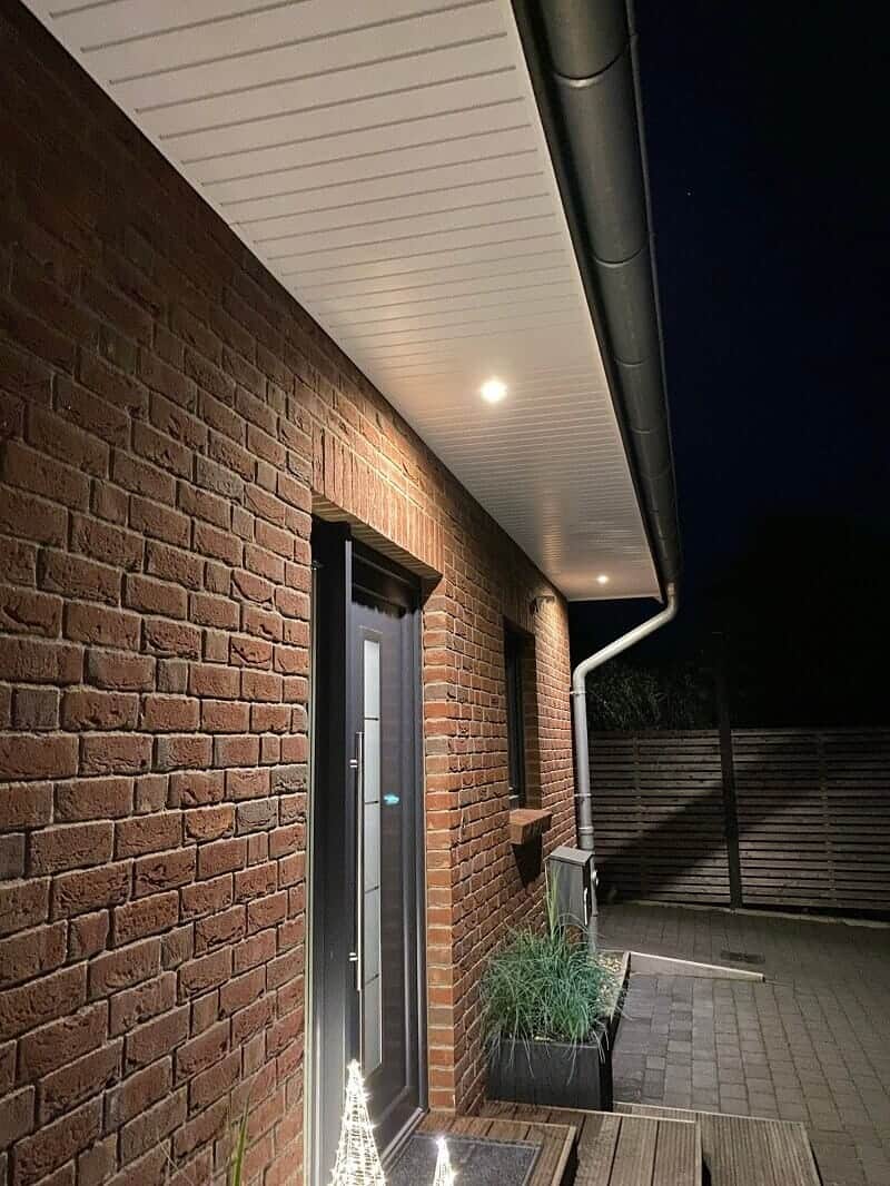wir haben im eingangsbereich einen bewegungsmelder mit led spots im dachüberstand wir haben im eingangsbereich einen bewegungsmelder mit led spots im dachüberstand