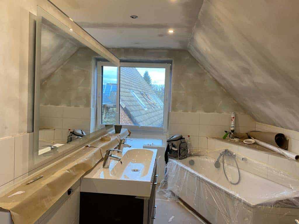 alles ist frisch verspachtelt und muss jetzt über nacht trocknen um dann geschliffen und gestrichen zu werden alles ist frisch verspachtelt und muss jetzt über nacht trocknen um dann geschliffen und gestrichen zu werden