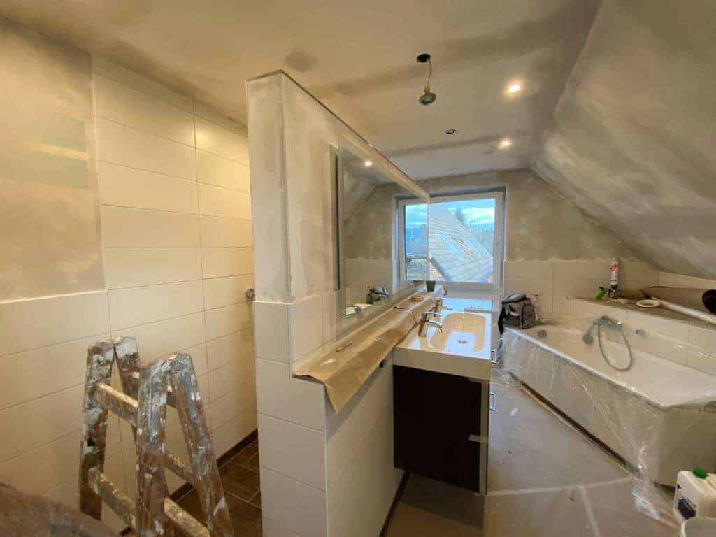 das badezimmer ist frisch verspachtelt und trocknet nun über nacht das badezimmer ist frisch verspachtelt und trocknet nun über nacht