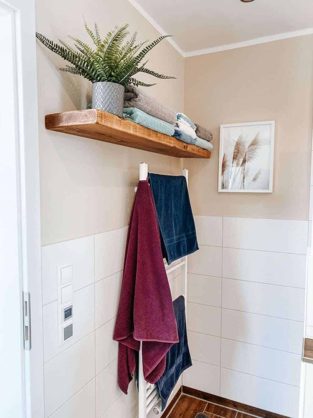 die schweberegale harmonieren perfekt mit der neuen wandfarbe und den bildern die schweberegale harmonieren perfekt mit der neuen wandfarbe und den bildern