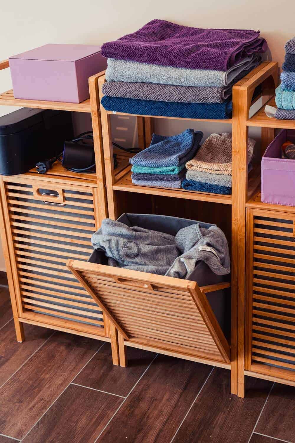 die wäschekörbe in dem badregal können herausgenommen und direkt zur waschmaschine getragen werden die wäschekörbe in dem badregal können herausgenommen und direkt zur waschmaschine getragen werden