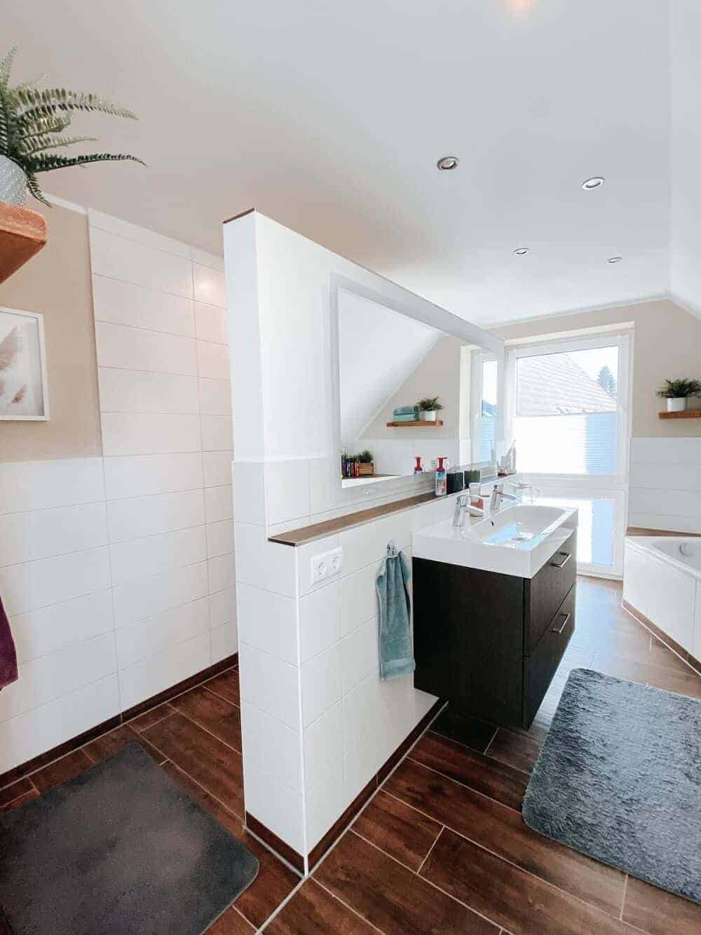 wir sind super happy mit unserem neuen badezimmer den neuen wandregalen und den wäschekörben wir sind super happy mit unserem neuen badezimmer den neuen wandregalen und den wäschekörben