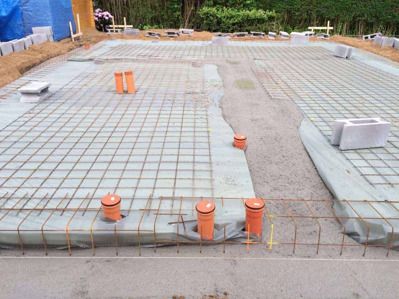 der betonmischer ist fleißig und die bodenplatte nimmt ganz langsam form an der betonmischer ist fleißig und die bodenplatte nimmt ganz langsam form an