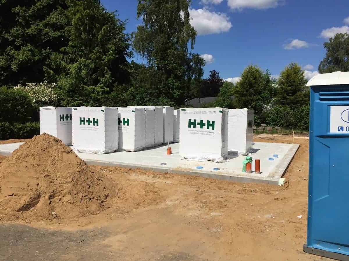 die mauersteine sind geliefert worden und warten darauf aufgebaut zu werden die mauersteine sind geliefert worden und warten darauf aufgebaut zu werden