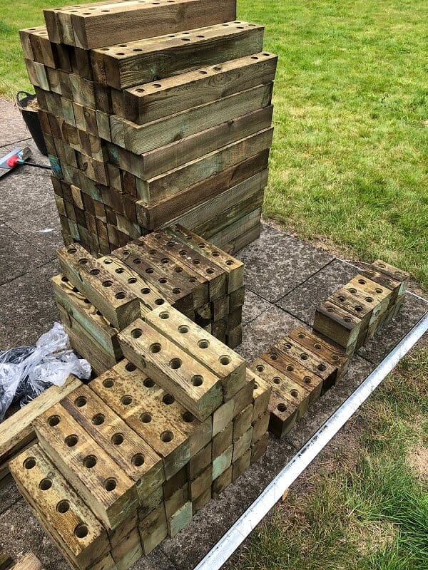 damit der aufbau nachher schneller geht habe ich zunächst alle einzelteile des hochbeetes ausgepackt und sortiert damit der aufbau nachher schneller geht habe ich zunächst alle einzelteile des hochbeetes ausgepackt und sortiert