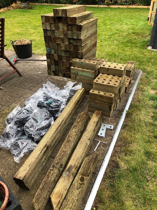 die einzelteile von unserem hochbeet haben wir zunächst auf der terrasse ausgepackt und auf vollständigkeit geprüft die einzelteile von unserem hochbeet haben wir zunächst auf der terrasse ausgepackt und auf vollständigkeit geprüft