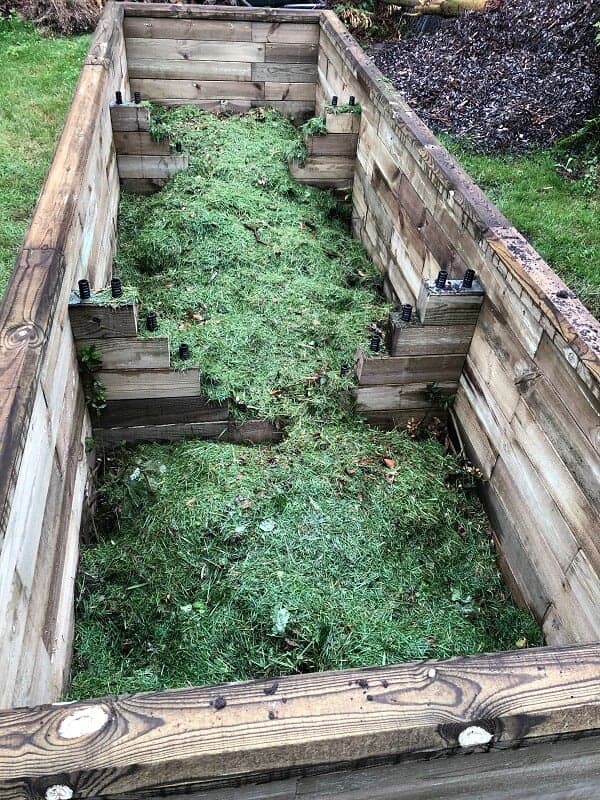 die mittlere schicht im hochbeet besteht aus kompost und rasenschnitt die mittlere schicht im hochbeet besteht aus kompost und rasenschnitt