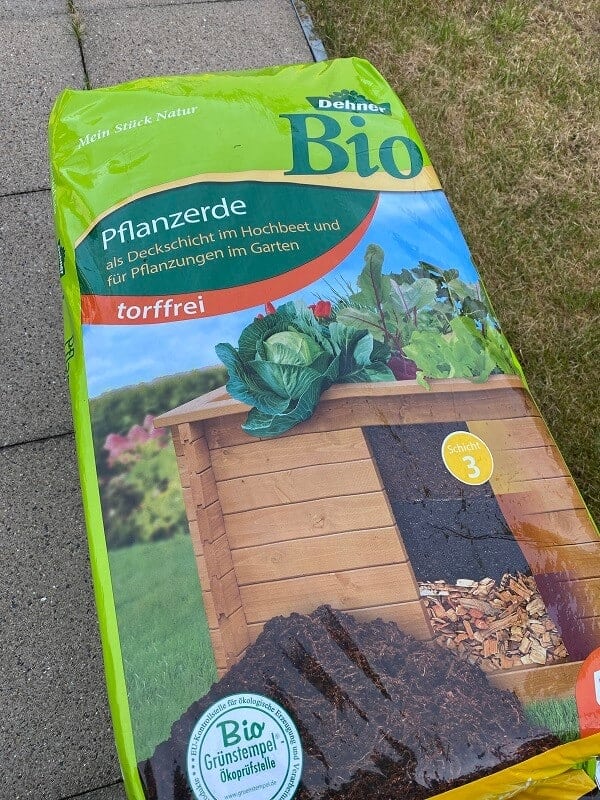 die oberste schicht des hochbeetes benötigt die richtige erde wir haben torffreie pflanzerde verwendet die oberste schicht des hochbeetes benötigt die richtige erde wir haben torffreie pflanzerde verwendet