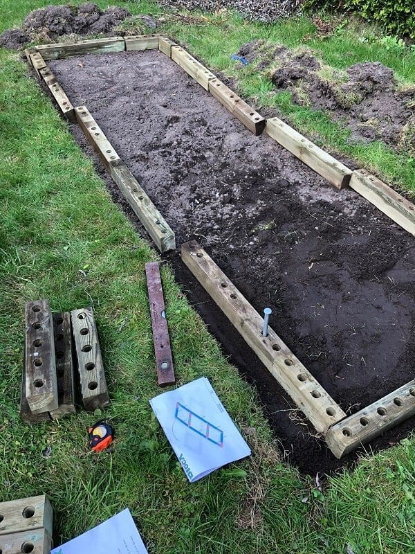 die unterste ebene liegt an ihrem platz nun wird sie befestigt die unterste ebene liegt an ihrem platz nun wird sie befestigt