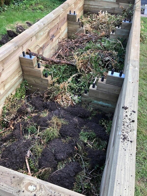 die unterste schicht im hochbeet wird mit Ästen und zweigen gefüllt die unterste schicht im hochbeet wird mit Ästen und zweigen gefüllt