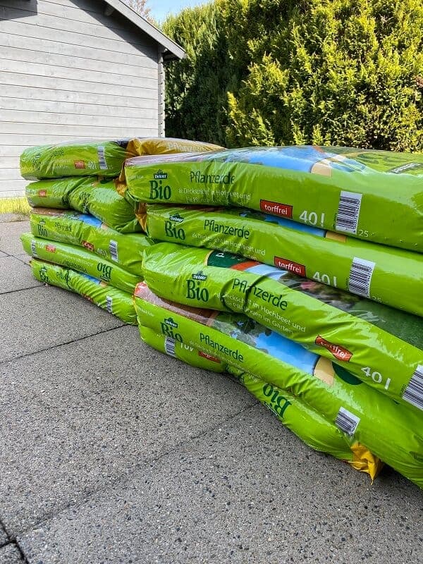 für das hochbeet wird je nach größe jede menge pflanzerde für die oberste schicht benötigt für das hochbeet wird je nach größe jede menge pflanzerde für die oberste schicht benötigt