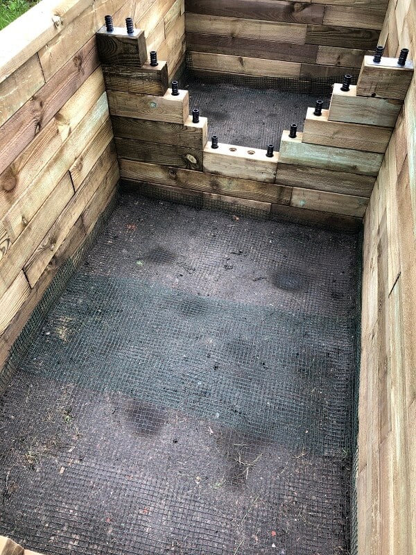 zum schutz vor schädlingen haben wir im hochbeet ein gitter montiert zum schutz vor schädlingen haben wir im hochbeet ein gitter montiert