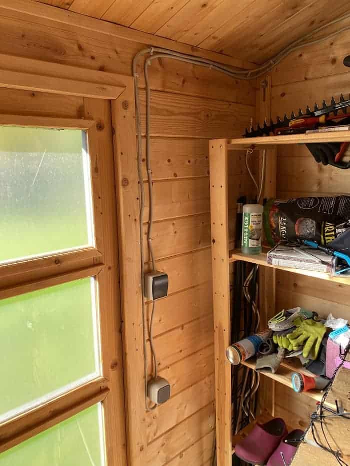 am eingang der hütte haben wir den lichtschalter und eine weitere steckdose montiert am eingang der hütte haben wir den lichtschalter und eine weitere steckdose montiert