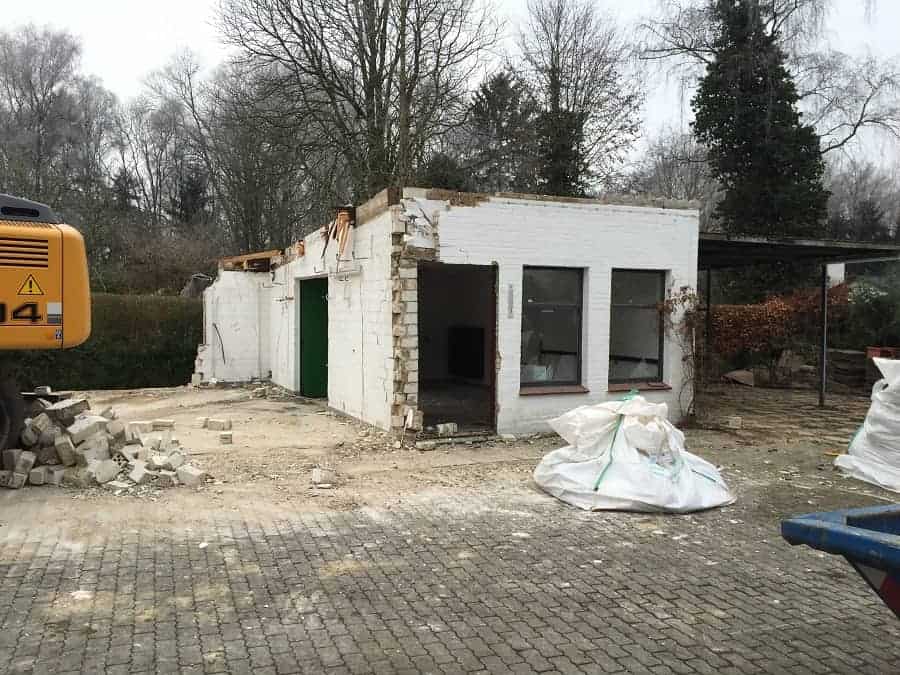 Was kostet ein Hausbau? Bevor das neue haus gebaut werden kann muss altbestand abgerissen werden was im schnitt bis zu 20.000 euro kosten kann bevor das neue haus gebaut werden kann muss altbestand abgerissen werden was im schnitt bis zu euro kosten kann