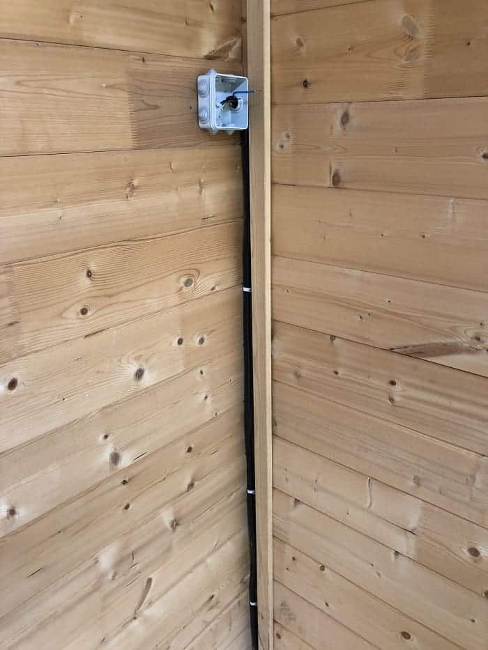 das erdkabel haben wir an der wand vom gartenhaus nach oben in eine abzweigdose geführt das erdkabel haben wir an der wand vom gartenhaus nach oben in eine abzweigdose geführt