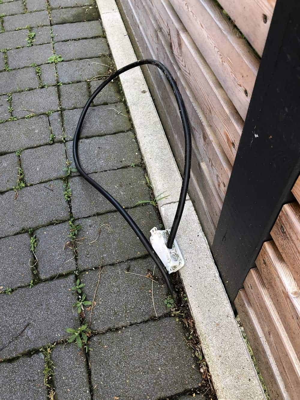 das erdkabel wurde unterhalb unserer einfahrt verlegt und lag bereit um strom in den garten zu verlegen das erdkabel wurde unterhalb unserer einfahrt verlegt und lag bereit um strom in den garten zu verlegen