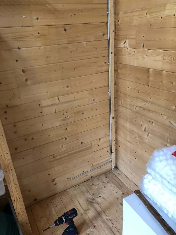 das stromkabel haben wir an der wand befestigt und zu der stelle geführt wo außen die steckdose montiert werden soll das stromkabel haben wir an der wand befestigt und zu der stelle geführt wo außen die steckdose montiert werden soll