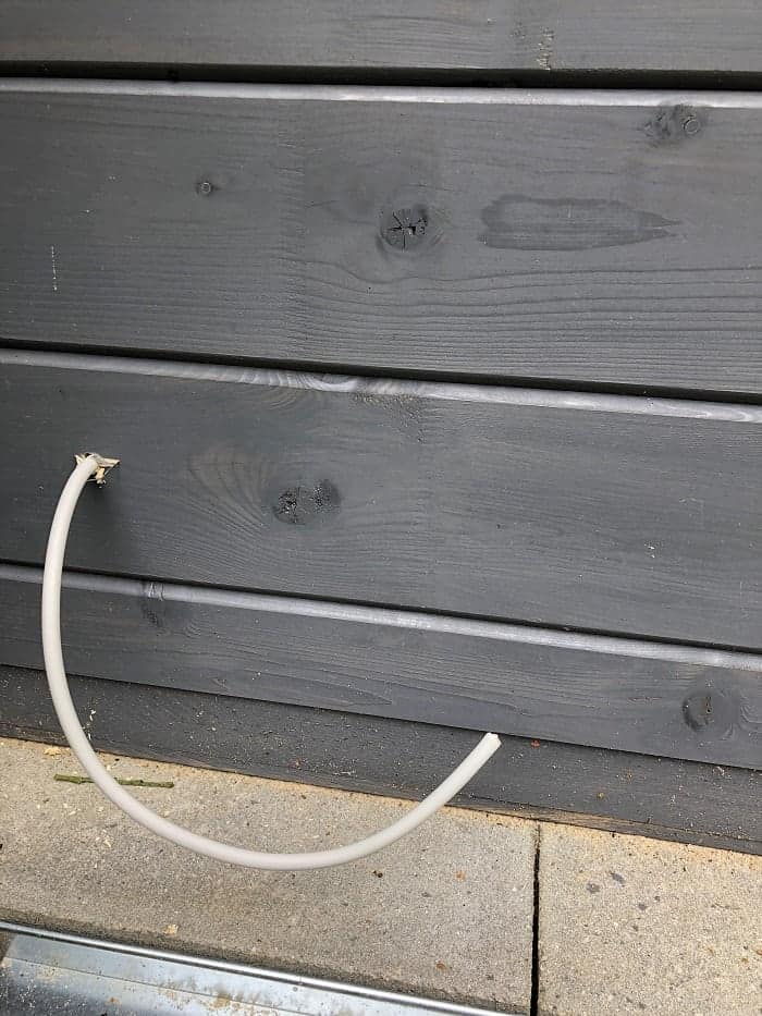 das stromkabel wurde durch die wand vom gartenhaus geführt nun muss nur noch die steckdose montiert werden das stromkabel wurde durch die wand vom gartenhaus geführt nun muss nur noch die steckdose montiert werden