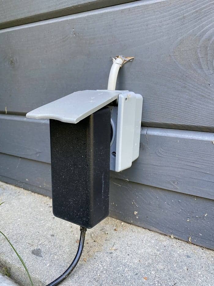 die außensteckdose an der außenseite vom gartenhaus hier haben wir die ladestation vom rasenmähroboter montiert die außensteckdose an der außenseite vom gartenhaus hier haben wir die ladestation vom rasenmähroboter montiert