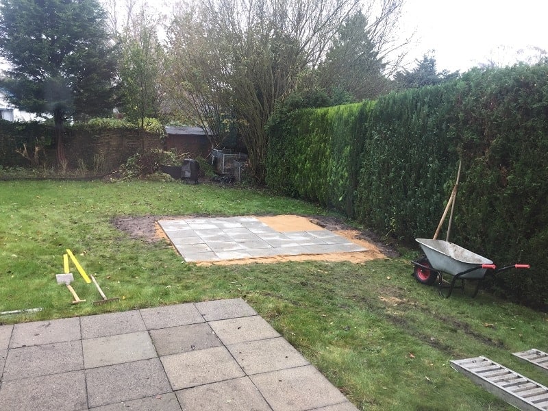 die platten liegen das fundament ist fertig und das gartenhaus kann aufgebaut werden die platten liegen das fundament ist fertig und das gartenhaus kann aufgebaut werden