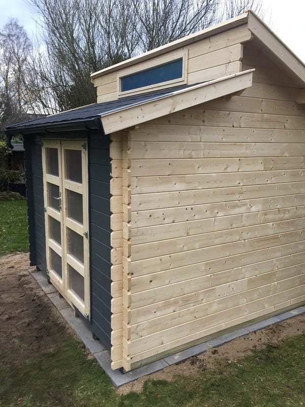 die erste seite des gartenhauses ist bereits in grau gestrichen wir streichen nun noch den rest mit der osmo landhausfarbe die erste seite des gartenhauses ist bereits in grau gestrichen wir streichen nun noch den rest mit der osmo landhausfarbe