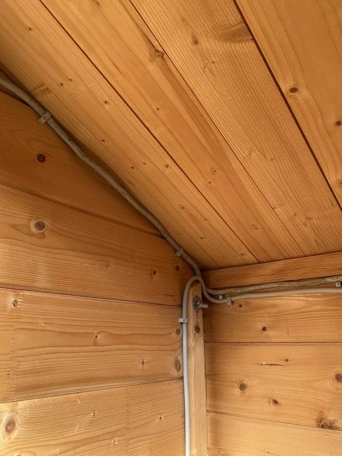 ein stromkabel führt nach unten zur außensteckdose das andere führt zum lichtschalter im eingangsbereich ein stromkabel führt nach unten zur außensteckdose das andere führt zum lichtschalter im eingangsbereich