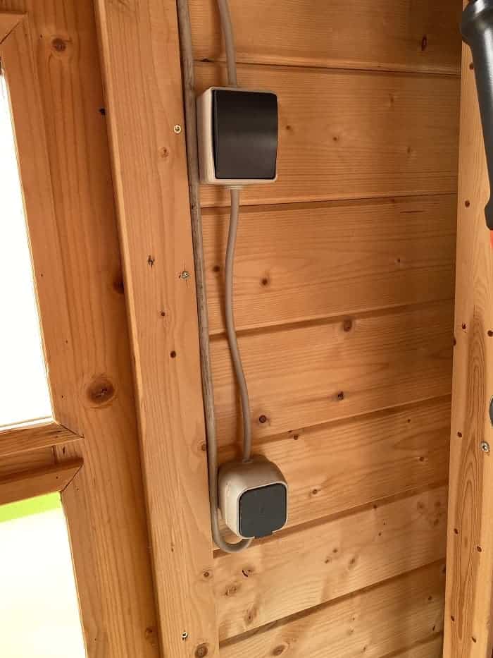 im eingangsbereich der gartenhütte haben wir eine steckdose und einen lichtschalter montiert im eingangsbereich der gartenhütte haben wir eine steckdose und einen lichtschalter montiert