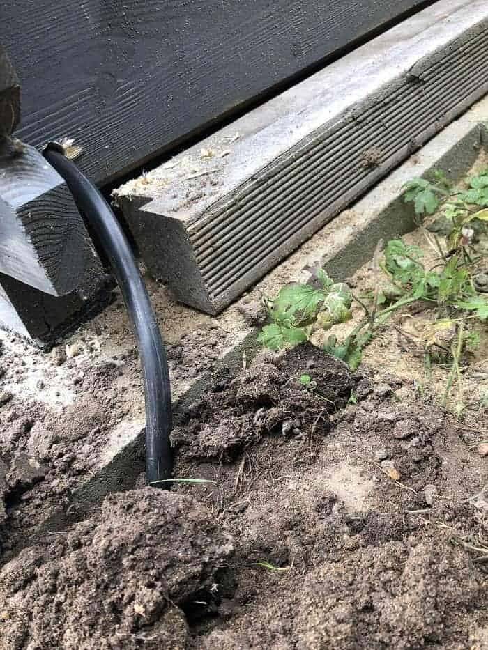 in das gartenhaus haben wir ein kleines loch gebohrt und das erdkabel hineingeführt in das gartenhaus haben wir ein kleines loch gebohrt und das erdkabel hineingeführt