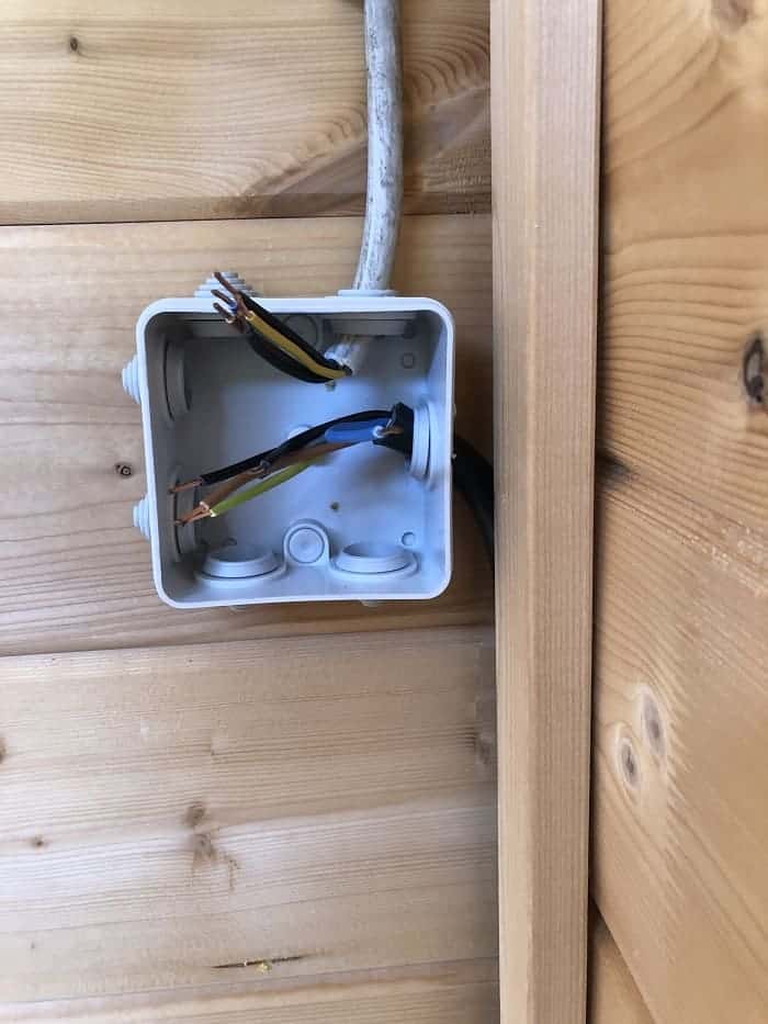 in der abzweigdose haben wir das stromkabel für die außensteckdose eingeführt und verbinden das später mit dem erdkabel in der abzweigdose haben wir das stromkabel für die außensteckdose eingeführt und verbinden das später mit dem erdkabel