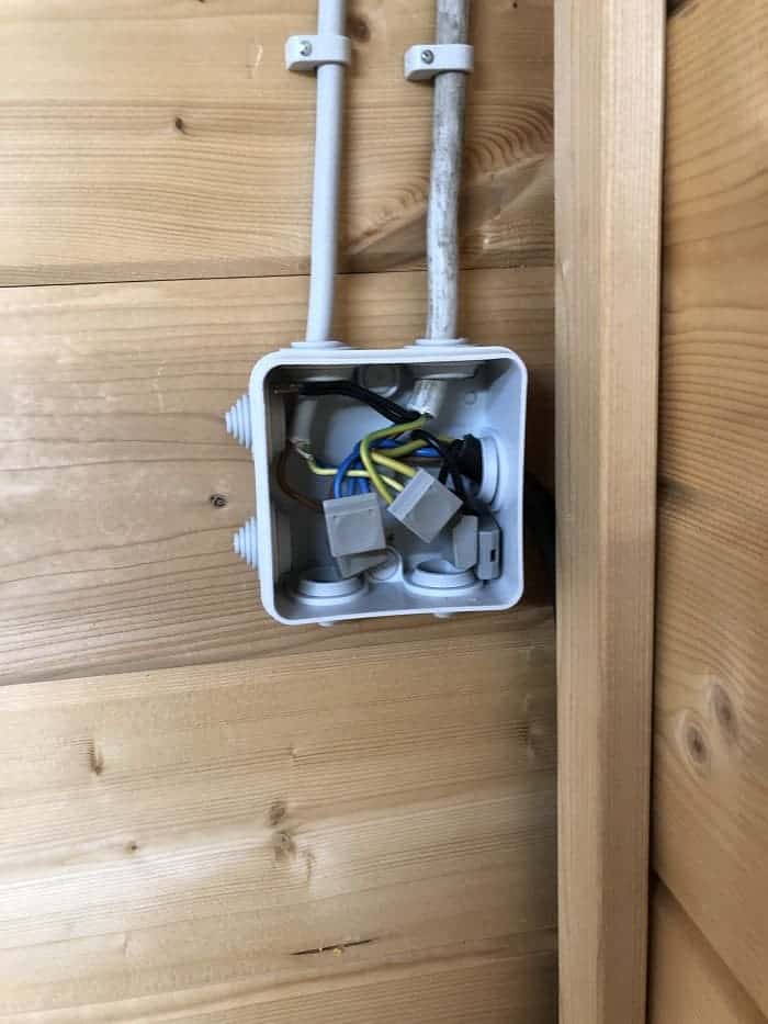 in der abzweigdose verbinden wir das erdkabel mit dem strom für die steckdose und das licht im gartenhaus in der abzweigdose verbinden wir das erdkabel mit dem strom für die steckdose und das licht im gartenhaus