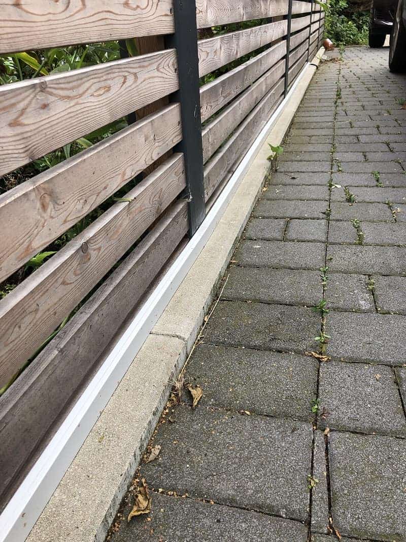 strom im garten das erdkabel haben wir am gartenzaun mit einem kabelkanal verlegt und in den garten geführt strom im garten das erdkabel haben wir am gartenzaun mit einem kabelkanal verlegt und in den garten geführt