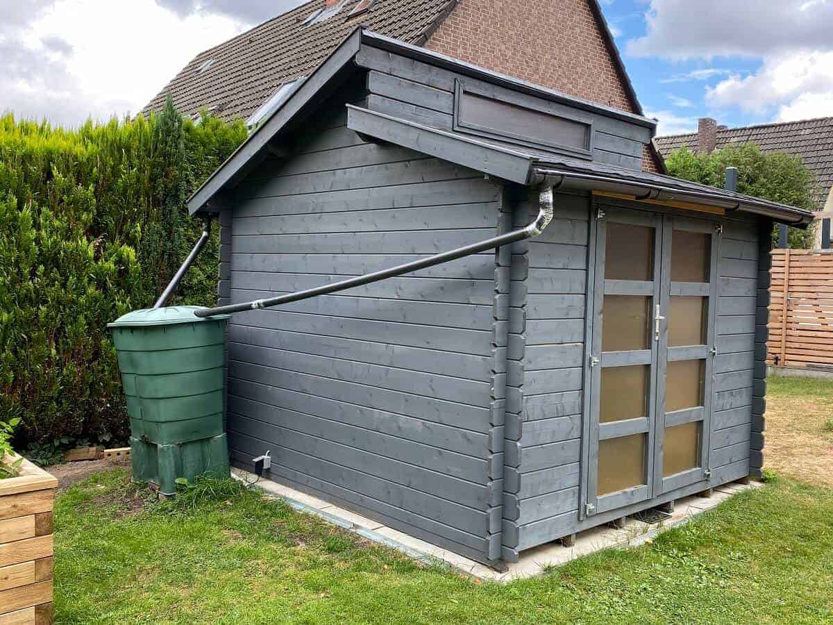 wir haben unser gartenhasu in steingrau bzw anthrazit gestrichen und sind auch drei jahre später noch immer zufrieden