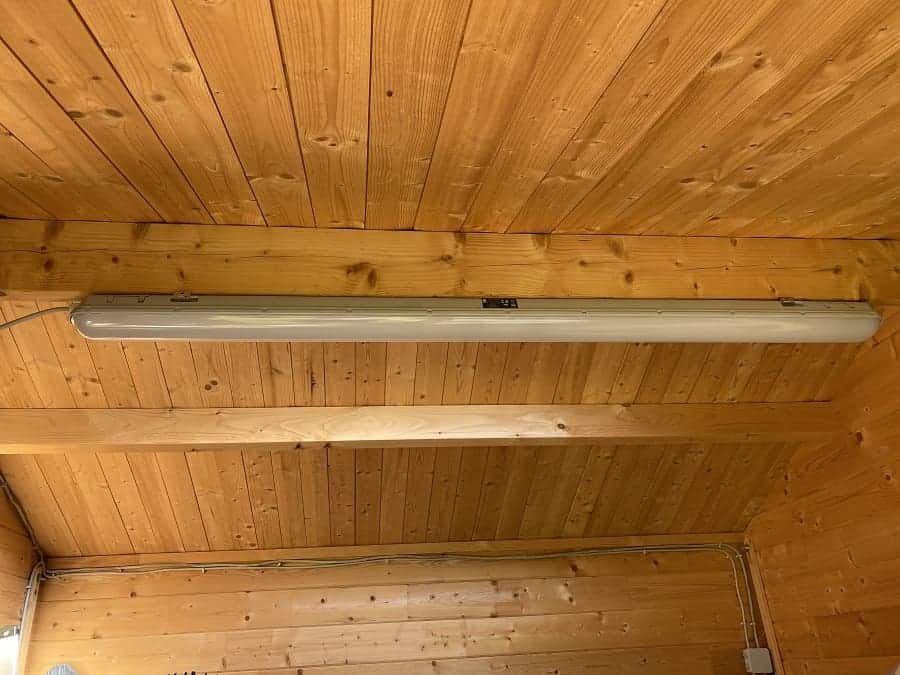 zum schluss haben wir noch eine lampe an der decke angebracht welche die gartenhütte mit licht versorgt zum schluss haben wir noch eine lampe an der decke angebracht welche die gartenhütte mit licht versorgt