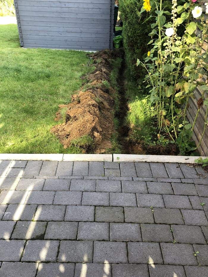 zwischen dem parkplatz und dem gartenhaus habe ich ein graben ausgehoben um das erdkabel hineinzulegen zwischen dem parkplatz und dem gartenhaus habe ich ein graben ausgehoben um das erdkabel hineinzulegen