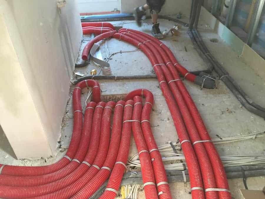 die rohre der lüftungsanlage werden erst im haus verlegt bevor dann der estrich gegossen wird die rohre der lüftungsanlage werden erst im haus verlegt bevor dann der estrich gegossen wird