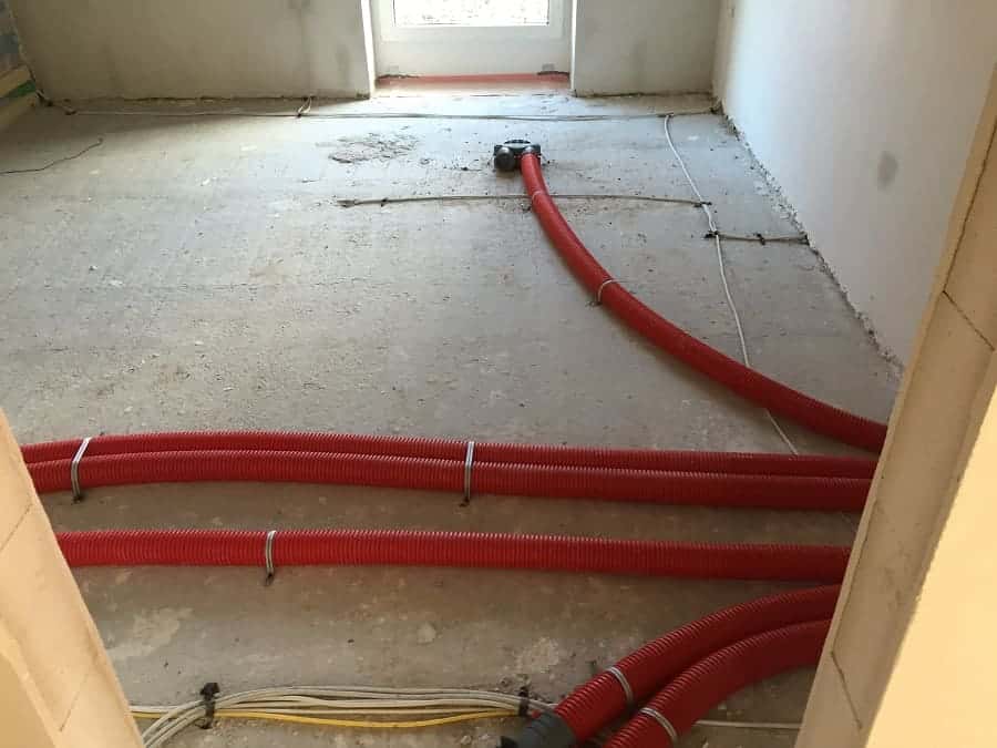 die zentrale lüftungsanlage mit wärmerückgewinnung verfügt über rohre für die zu und abluft die in den einzelnen räumen unterhalb vom estrich verlegt werden die zentrale lüftungsanlage mit wärmerückgewinnung verfügt über rohre für die zu und abluft die in den einzelnen räumen unterhalb vom estrich verlegt werden