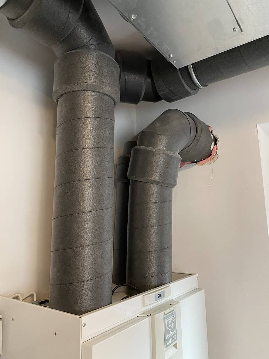 die zentrale lüftungsanlage mit wärmerückgewinnung zieht frische luft von außen und tauscht damit die vorhandene luft im haus aus die zentrale lüftungsanlage mit wärmerückgewinnung zieht frische luft von außen und tauscht damit die vorhandene luft im haus aus