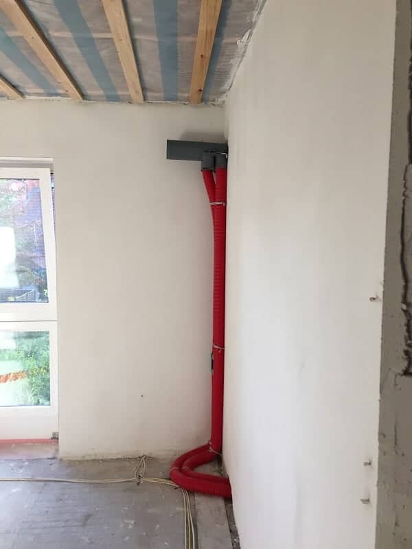 im obergeschoss werden die rohre für die zuluft und abluft der zentralen lüftungsanlage mit wärmerückgewinnung seitlich im raum montiert im obergeschoss werden die rohre für die zuluft und abluft der zentralen lüftungsanlage mit wärmerückgewinnung seitlich im raum montiert