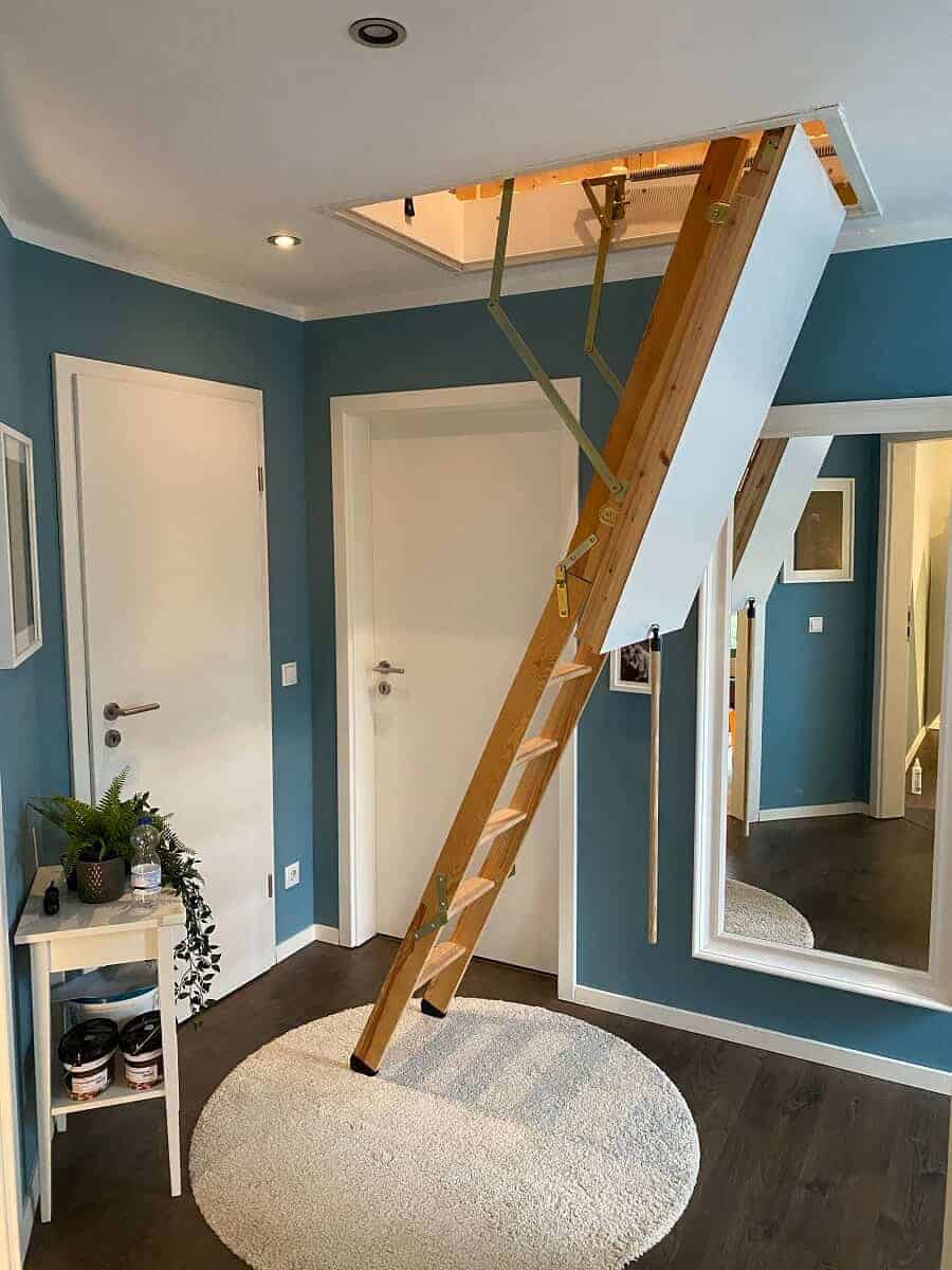 die bodentreppe fuehrt aus dem flur im obergeschoss zum dachboden den wir nur zum stauraum ausgebaut haben die bodentreppe fuehrt aus dem flur im obergeschoss zum dachboden den wir nur zum stauraum ausgebaut haben