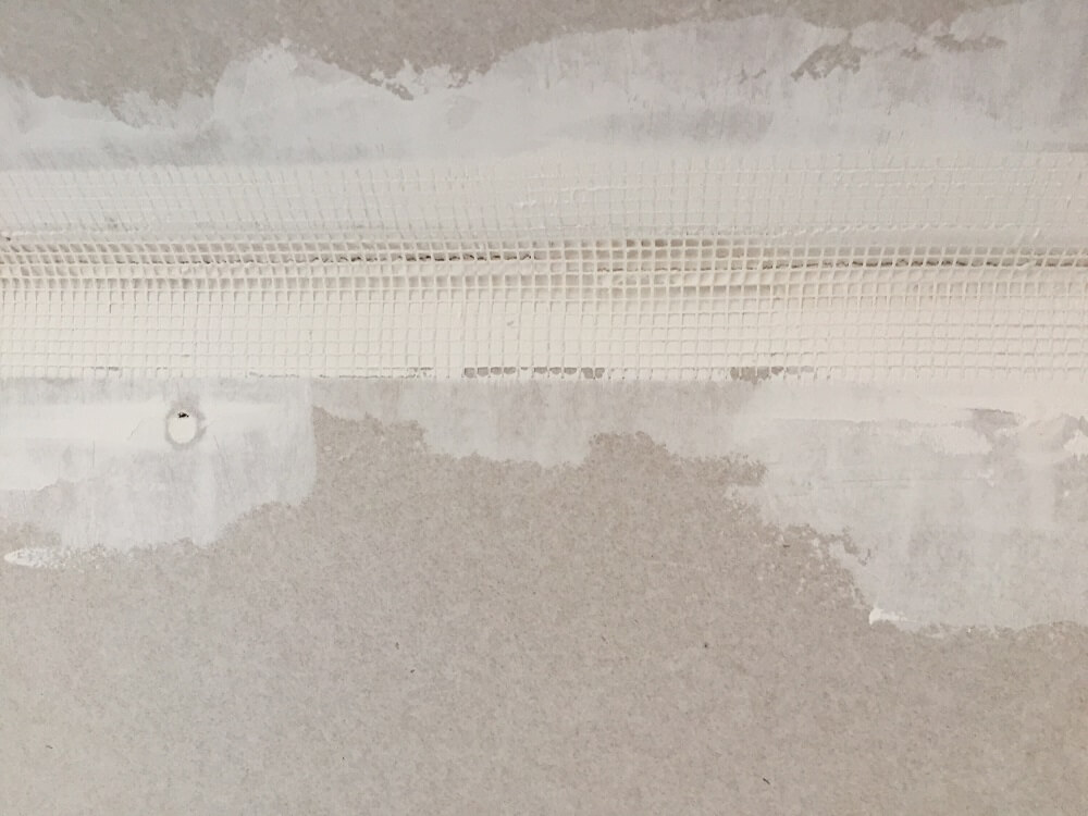 Das Rigips Fugenband haben wir an รbergรคngen von der Wand zur Dachschrรคge eingearbeitet