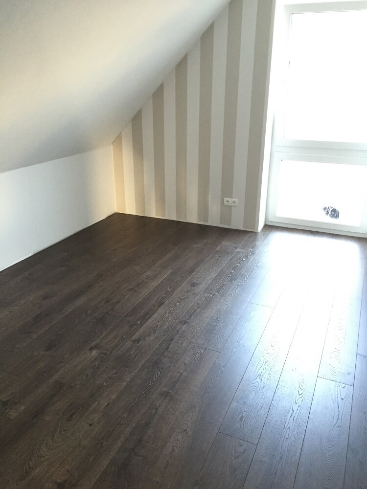 Das Schlafzimmer ist fertig gestrichen und tapeziert