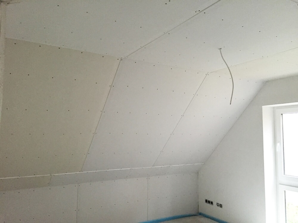 Der Gipskarton ist montiert, jetzt beginnt die Arbeit mit Spachteln, Schleifen und Streichen