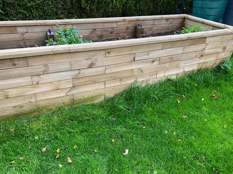 Die Kante ist schnell gemacht, dank Rasentrimmer sind in wenigen Minuten die zu hohen Grashalme entfernt