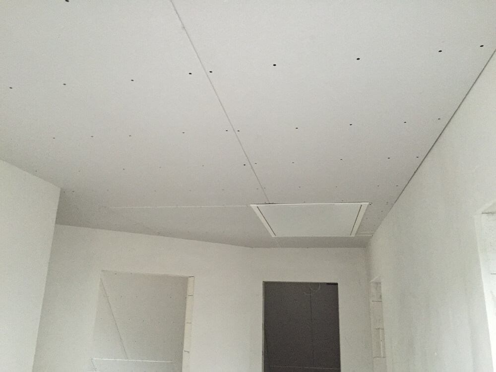 Die Rigips Decke zu spachteln, ist ziemlich aufwendig, dazu kommen fรผr eine Kelle schwer erreichbare Stellen wie etwa dem Aufgang zum Dachboden