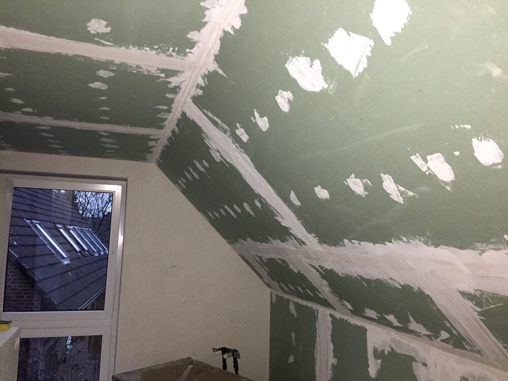 Die Rigipsplatten im Badezimmer sind gespachtelt, nun muss geschliffen werden